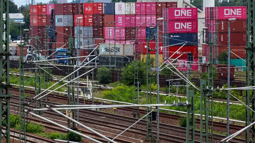 epa12239255 Transshipment containers at the Westhafen container terminal in Berlin, Germany, 15 July 2025. US President Trump announced plans to impose a 30 percent import duty on products from the European Union (EU) starting 1 August 2025. EPA/HANNIBAL HANSCHKE