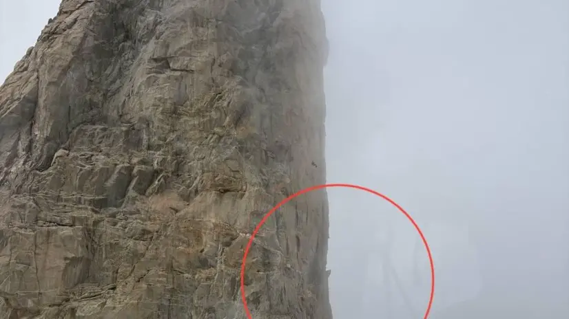 E' in corso un tentativo di salvataggio da parte del Soccorso alpino valdostano e del Soccorso alpino della guardia di finanza di un alpinista rimasto bloccato, appeso nel vuoto, sulla parete del Dente del Gigante, sul massiccio del Monte Bianco. Siccome non è stato possibile il recupero in elicottero, dopo diversi tentativi non riusciti, a causa del forte vento, i soccorritori si sono mossi via terra con tecnica alpinistica. ANSA/SOCCORSO ALPINO VALDOSTANO +++FOTO DIFFUSA DALL'UFFICIO STAMPA - USARE SOLO PER ILLUSTRARE OGGI LA NOTIZIA INDICATA NEL TITOLO - NON ARCHIVIARE - NON VENDERE - NON USARE PER FINI NON GIORNALISTICI - NPK+++