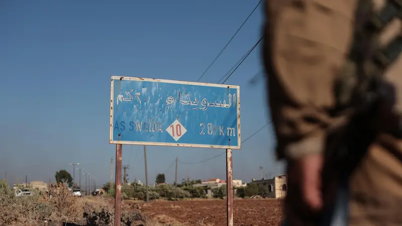 epaselect epa12238029 Syrian army and security forces deployed following clashes between Bedouin tribes and local fighters, outside the Druze-majority city of Sweida (Suwayda), southern Syria, 14 July 2025. According to the Syrian Observatory for Human Rights, dozens were killed in the clashes, including Syrian Caretaker Government forces. EPA/MOHAMMED AL RIFAI
