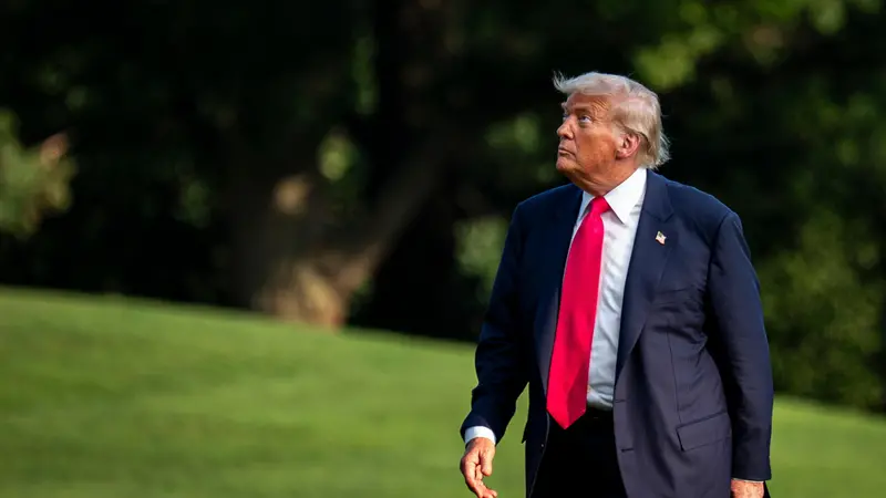 epa12240014 US President Donald Trump walks on the South Lawn of the White House after arriving on Marine One in Washington, DC, USA, 15 July 2025. Trump hailed more than $92 billion US dollars in investments in artificial intelligence and energy infrastructure during a visit to Pennsylvania, highlighting his efforts to bolster US competitiveness in the AI field. EPA/Al Drago / POOL