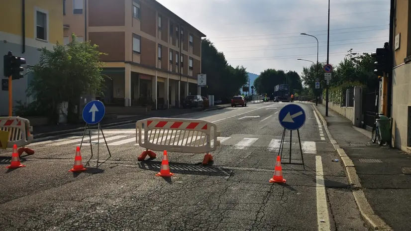 La segnaletica posizionata a ridosso del ponte Crotte - © www.giornaledibrescia.it