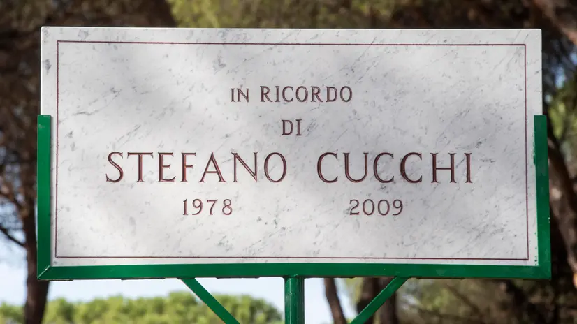 La targa in ricordo di Stefano Cucchi presso il parco degli Acquedotti a Roma, 29 ottobre 2020. ANSA/CLAUDIO PERI