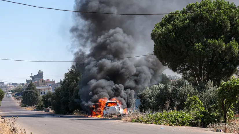 epa12240586 A vehicle ablaze amid ongoing clashes in the southern city of Sweida, 16 July 2025. Damascus deployed troops in the predominantly Druze province of Sweida after clashes between Druze fighters and Bedouin tribes resulted in the death of dozens of people. The Syrian Defense Minister announced a ceasefire on July 15 in the city of Sweida, which Syrian troops entered in the morning, but the area is witnessing violent clashes between government forces and Druze militants. EPA/MOHAMMED AL RIFAI