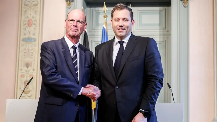 epa12240979 German Finance Minister Lars Klingbeil (R) and French Finance Minister Eric Lombard (L) shake hands after a press conference after the German-French closed-door meeting of finance ministers at Genshagen Castle in Ludwigsfelde, Germany 16 July 2025. EPA/FILIP SINGER