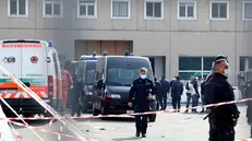 Soccorritori e polizia penitenziaria nel cortile del carcere Sant'Anna a Modena. 09 Marzo 2020. ANSA / ELISABETTA BARACCHI