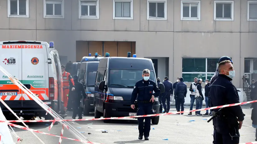 Soccorritori e polizia penitenziaria nel cortile del carcere Sant'Anna a Modena. 09 Marzo 2020. ANSA / ELISABETTA BARACCHI