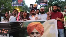 epa09988157 Indian Youth Congress activists pay tribute to Punjabi Singer and rapper Shubhdeep Singh Sidhu popularly known as Sidhu Moose Wala, during a candle light vigil in New Delhi, India, 31 May 2022. Punjabi Singer and rapper Shubhdeep Singh Sidhu popularly known as Sidhu Moose Wala was assassinated while he was driving his car in Mansa district in Punjab state in India on 29 May 2022. EPA/RAJAT GUPTA
