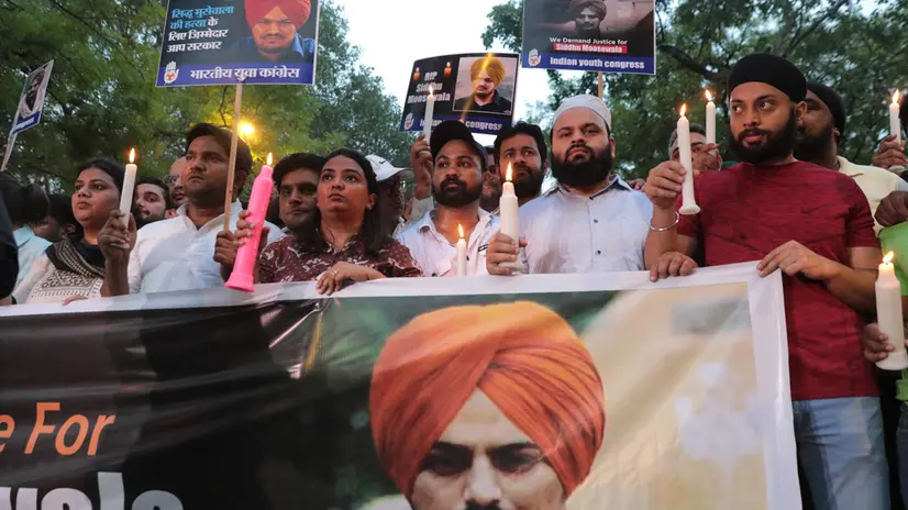 epa09988157 Indian Youth Congress activists pay tribute to Punjabi Singer and rapper Shubhdeep Singh Sidhu popularly known as Sidhu Moose Wala, during a candle light vigil in New Delhi, India, 31 May 2022. Punjabi Singer and rapper Shubhdeep Singh Sidhu popularly known as Sidhu Moose Wala was assassinated while he was driving his car in Mansa district in Punjab state in India on 29 May 2022. EPA/RAJAT GUPTA