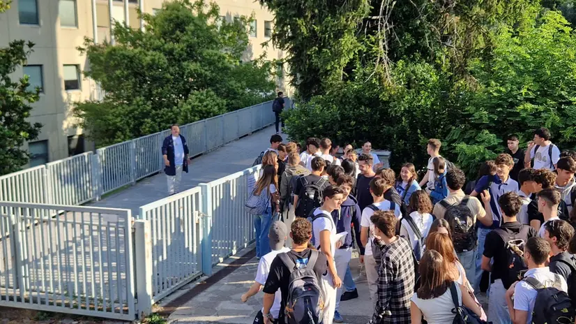 Maturità davanti a un liceo di Perugia, 18 giugno 2025. ANSA/Riccardo Gasperini