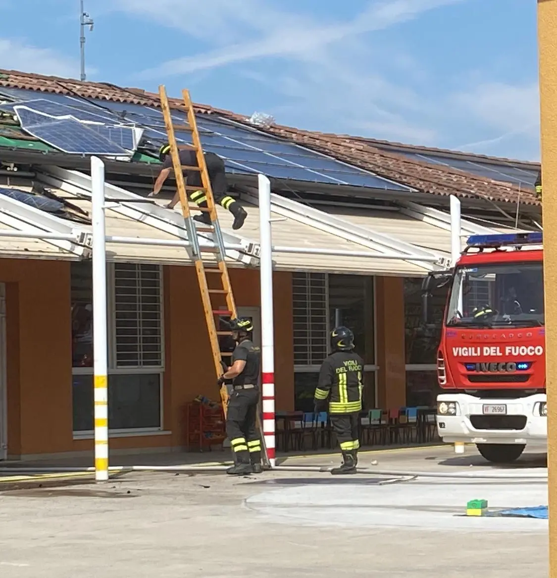 L'incendio sul tetto della scuola Ferrari a Borgo San Giacomo