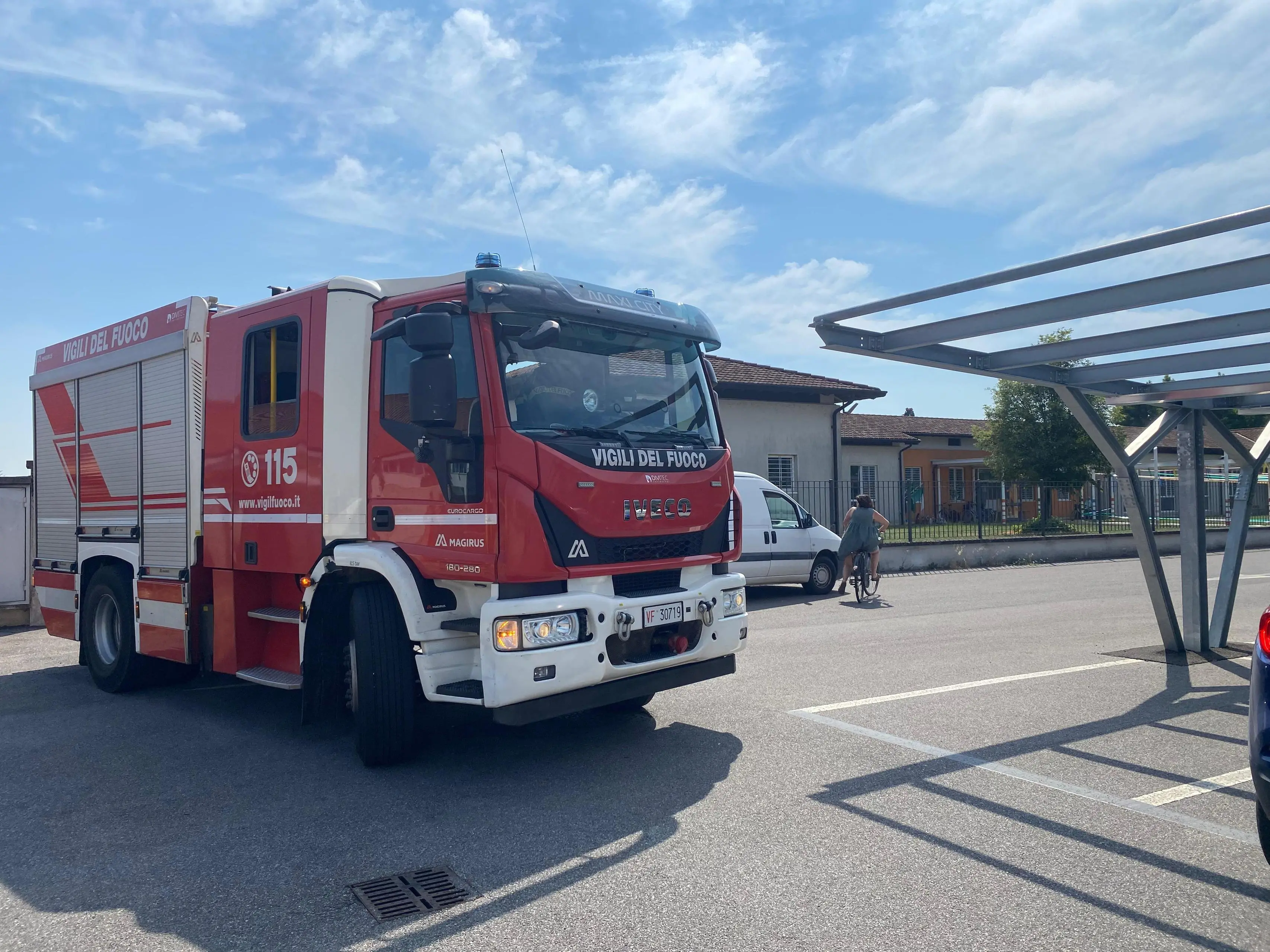 L'incendio sul tetto della scuola Ferrari a Borgo San Giacomo