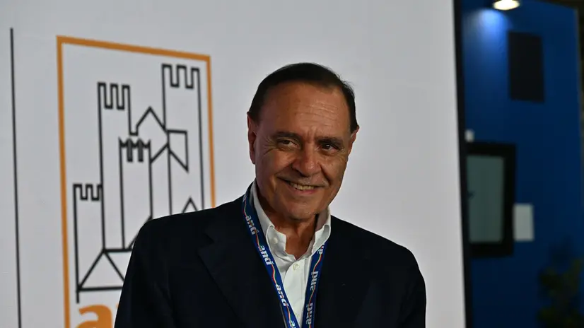 Il sindaco di Benevento Clemente Mastella allo stand Rai per la 40ma edizione dell'assemblea Anci.Genova, 25 0ttobre 2023. ANSA/LUCA ZENNARO o stand Rai al 40mo convegno dell'Anci. Genova, 25 0ttobre 2023. ANSA/LUCA ZENNARO