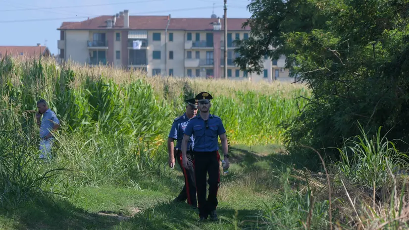 I carabinieri sul luogo del ritrovamento del cadavere di Erika Ferini Strambi scomparsa da Milano lo scorso 6 luglio e rinvenuto nei campi di Pantigliate. 16 Luglio 2025. ANSA/ANDREA CANALI