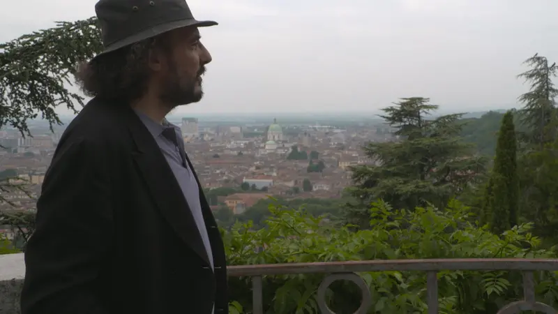 Giuseppe Sansonna e il panorama del centro di Brescia - © www.giornaledibrescia.it