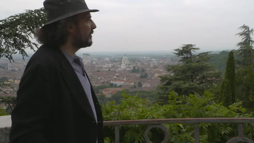 Giuseppe Sansonna e il panorama del centro di Brescia - © www.giornaledibrescia.it