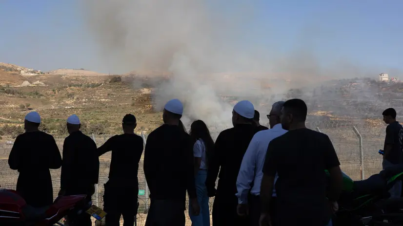 epa12241510 Druze people from Golan and Galilee gather at the ceasefire line, trying to cross the buffer zone to enter Syria, near the Village of Majdal Shams, in the Golan Heights, 16 July 2025. The Israel Defense Forces confirmed carrying out airstrikes on the Syrian Defense Ministry in Damascus on 16 July, following the deployment of Syrian troops in the predominantly Druze province of Suwayda (Sweida), after clashes between Druze fighters and Bedouin tribes resulted in the death of dozens of people. The Syrian Defense Minister announced a ceasefire on July 15 in the city of As Suwayda, which Syrian troops entered in the morning, but the area is witnessing violent clashes between government forces and Druze militants. EPA/ATEF SAFADI