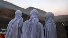 epaselect epa12241653 Druze people from Golan and Galilee gather at the ceasefire line, trying to cross the buffer zone to enter Syria, near the Village of Majdal Shams, in the Golan Heights, 16 July 2025. The Israel Defense Forces confirmed carrying out airstrikes on the Syrian Defense Ministry in Damascus on 16 July, following the deployment of Syrian troops in the predominantly Druze province of Suwayda (Sweida), after clashes between Druze fighters and Bedouin tribes resulted in the death of dozens of people. The Syrian Defense Minister announced a ceasefire on July 15 in the city of As Suwayda, which Syrian troops entered in the morning, but the area is witnessing violent clashes between government forces and Druze militants. EPA/ATEF SAFADI