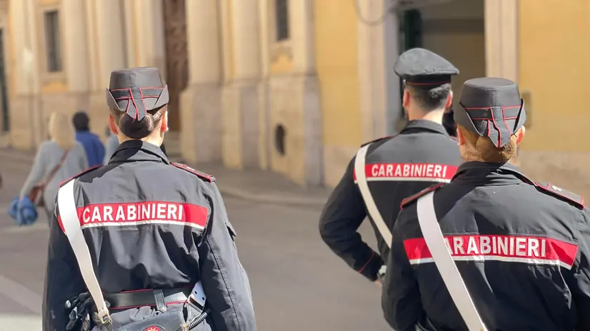 Carabinieri durante i controlli in centro a Roma, 19 aprile 2025. (generica, simbolica, sicurezza, donne, carabiniere) ANSA/CARABINIERI ANSA PROVIDES ACCESS TO THIS HANDOUT PHOTO TO BE USED SOLELY TO ILLUSTRATE NEWS REPORTING OR COMMENTARY ON THE FACTS OR EVENTS DEPICTED IN THIS IMAGE; NO ARCHIVING; NO LICENSING +++ NPK