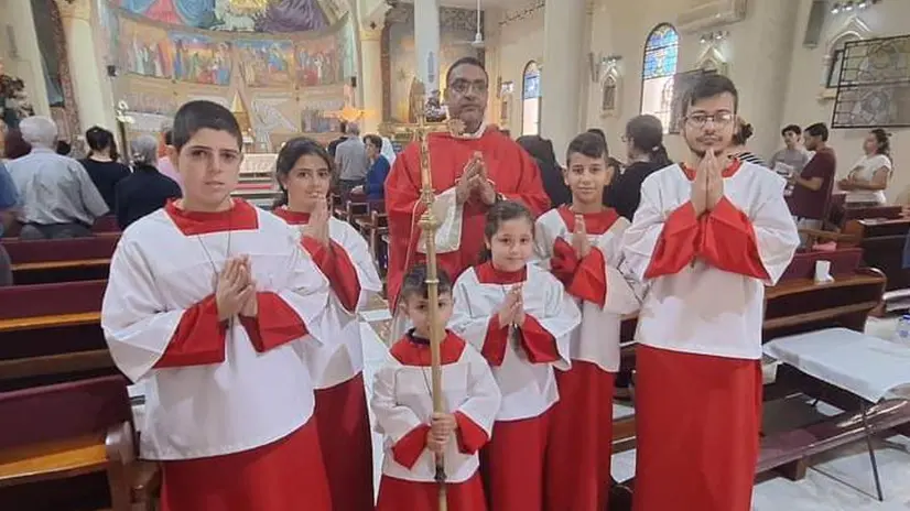Il vice parroco della Sacra Famiglia di Gaza, Iusuf Asad, prova a tranquillizzare sulle condizioni dei rifugiati che sono accolti nel compound della chiesa dopo il massiccio attacco israeliano nella notte. Gaza 28 otobre 2023 +++FACEBOOK Iusuf Asad +++ATTENZIONE LA FOTO NON PUO' ESSERE PUBBLICATA O RIPRODOTTA SENZA L'AUTORIZZAZIONE DELLA FONTE DI ORIGINE CUI SI RINVIA+++ NPK +++