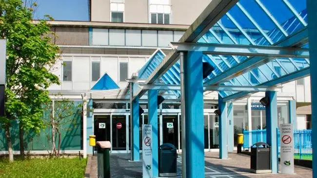 L’ingresso dell’ospedale di Desenzano - © www.giornaledibrescia.it