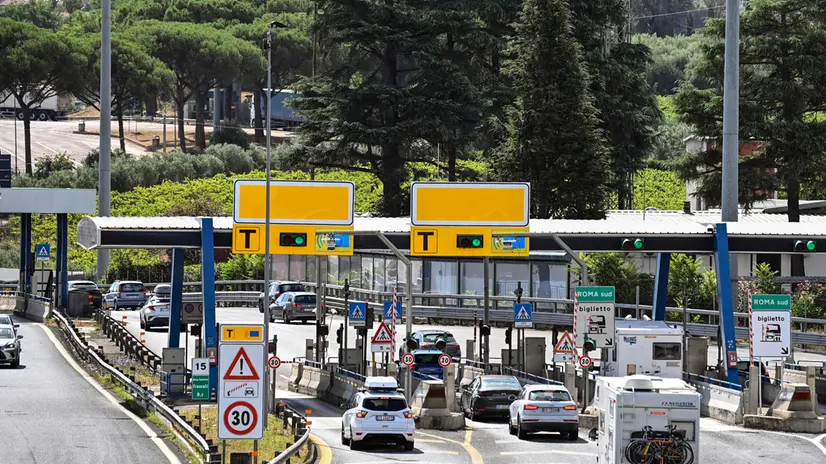 Traffico sostenuto per l’esodo estivo alla barriera autostradale di Roma sud, 5 agosto 2023. ANSA/RICCARDO ANTIMIANI
