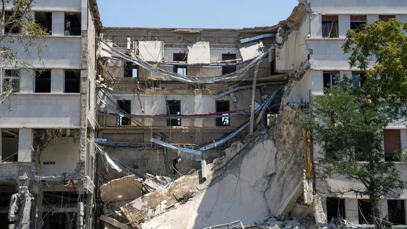 epa12242627 The damaged Syrian Ministry of Defence building in Damascus, Syria, 17 July 2025, a day after an Israeli airstrike, following the deployment of Syrian troops in the predominantly Druze province of Suwayda (Sweida), after clashes between Druze fighters and Bedouin tribes resulted in the death of dozens of people. EPA/AHMAD FALLAHA