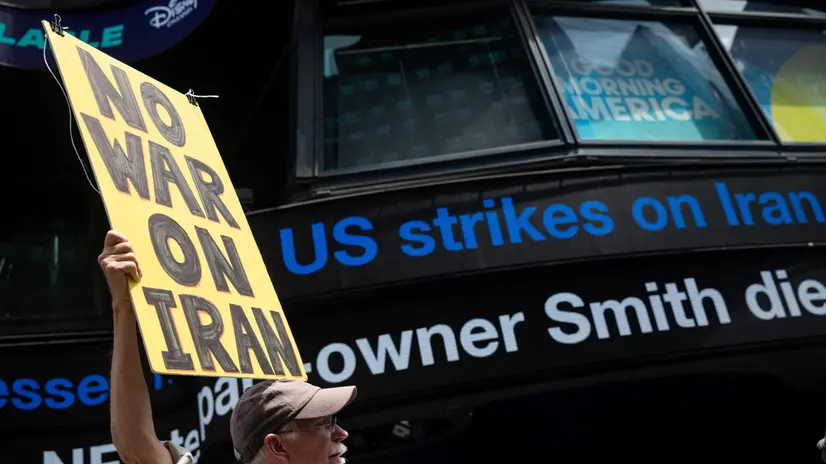 epa12191604 A man holds an anti-war sign to protest US air strikes on Iranian nuclear facilities in New York, New York, USA, 22 June 2025. The US Department of Defense announced on 22 June, that the US Central Command conducted overnight strikes against three nuclear facilities in Iran. EPA/JULIUS CONSTANTINE MOTAL