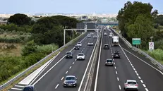 Traffico sostenuto per l’esodo estivo alla barriera autostradale di Roma sud, 5 agosto 2023. ANSA/RICCARDO ANTIMIANI