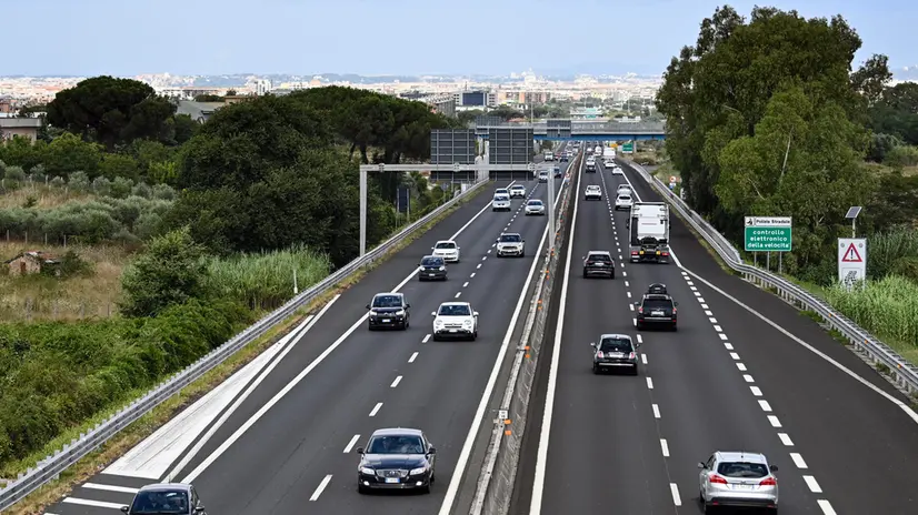 Traffico sostenuto per l’esodo estivo alla barriera autostradale di Roma sud, 5 agosto 2023. ANSA/RICCARDO ANTIMIANI