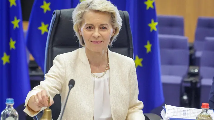 epa12240927 EU Commission President Ursula von der Leyen rings the bell to officially start the EU Commissioners College in Brussels, Belgium, 16 July 2025. EPA/OLIVIER MATTHYS