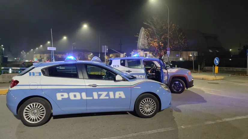 Le auto della Polizia impegnate in viale Italia