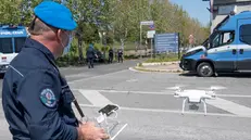 Un agente di Polizia Penitenziaria con il drone, al termine del volo effettuato sul perimetro della Casa circondariale di Rebibbia, in previsione di una protesta dei familiari dei reclusi a Roma, 16 aprile 2020. MAURIZIO BRAMBATTI/ANSA