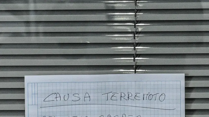 Cartelli esposti alle biglietterie delle ferrovie Circumflegrea e Cumana, che servono la zona interessata dal sisma, avvisano della sospensione momentanea del servizio, Napoli, 30 giugno 2025. ANSA / CIRO FUSCO. (terremoto)