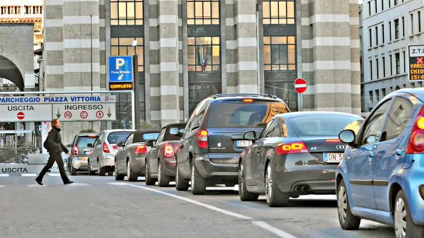 L'ingresso del parcheggio Vittoria in centro - © www.giornaledibrescia.it