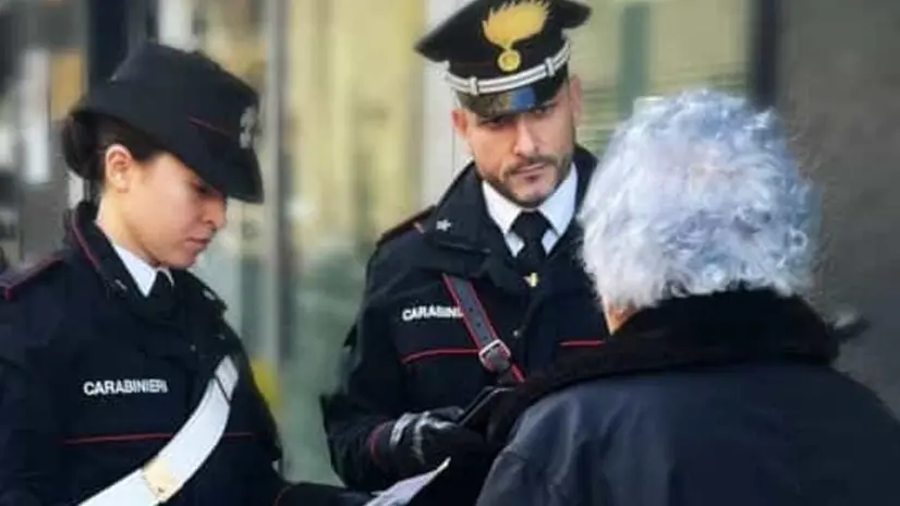 Carabinieri con una donna anziana, foto rappresentativa