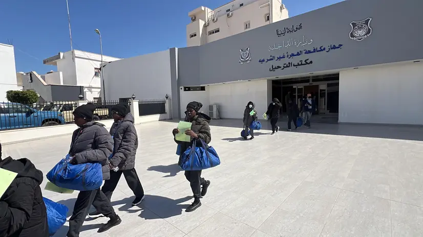 epa11971670 Nigerian migrants leave the Office of Deportations of the Interior Ministry’s Security Affairs of the Illegal immigration Service, headed to the Mitiga International Airport in Tripoli, Libya, 18 March 2025. On 18 March Libya deported over 170 irregular migrants, according to the assistant to security affairs of the illegal immigration services of Libya. EPA/STR