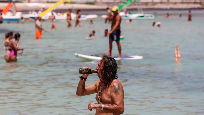 Ondata di caldo la spiafggia di Mondello presa d'assalto alla ricerca di un po' refrigerio Palermo 18 Luglio 2023. ANSA / IGOR PETYX