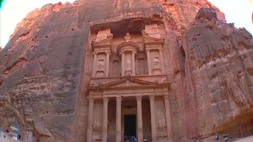 In un frame, il sito archeologico di Petra, conosciuta con il nome di 'Valle della Luna, in Giordania, 8 novembre 2012. Una partenership per promuovere la zona franca strategica di Aqaba, in Giordania, una zona che mira a diventare un hub per il Medio Oriente e il Nord Africa. E' quello firmato dall'Ansa e dall'architetto Kamel Mahadin, a capo dell'Aqaba Apecial Economic Zone (Asez). ANSA