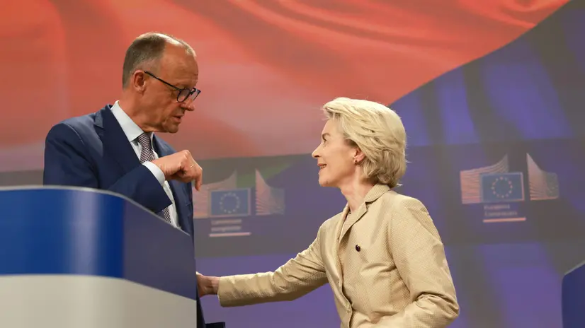 epa12085846 European Commission President Ursula von der Leyen (R) and German Chancellor Friedrich Merz (L) address a press conference after their meeting in Brussels, Belgium, 09 May 2025. EPA/OLIVIER HOSLET