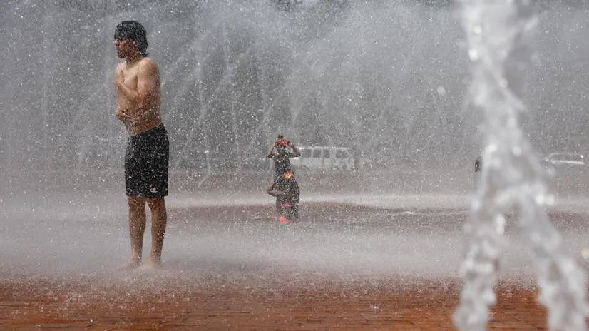 epa12242108 A young man cools off in the splash fountain at the Christian Science Plaza in Boston, Massachusetts, USA, 16 July 2025. Temperatures in Boston reached a high of 95F (35C) and a heat index of 100F (37.8C) prompting Boston’s Mayor Michelle Wu to declare a heat emergency in the city. EPA/CJ GUNTHER
