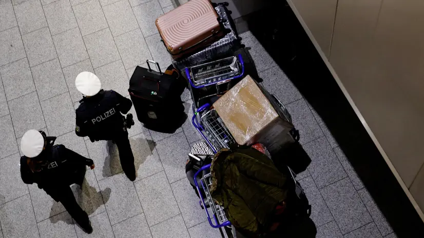 epa11117259 Police officers walk past luggage carts inside a terminal during a strike of the aviation security staff at the airport in Frankfurt, Germany, 01 February 2024. The United Services Union (ver.di) is calling for all-day strikes at several German airports on 01 February. Strikes will take place at the airports in Hamburg, Bremen, Hannover, Berlin, Cologne, Duesseldorf, Leipzig, Dresden, Erfurt, Frankfurt Main and Stuttgart. EPA/RONALD WITTEK