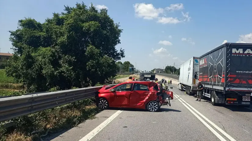 Il luogo dell'incidente a Montichiari e l'auto distrutta - © www.giornaledibrescia.it