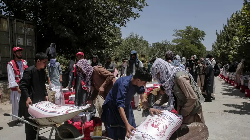 epa12209051 Afghan refugees returning from Iran receive food rations during a ceremony in Kabul, Afghanistan, 01 July 2025. The Afghan Red Crescent, distributed food and non-food items to 200 needy families, including returnees from Iran, in an event attended by officials from the organization and the Silab Charity Foundation. The Afghan Red Cross has urged for increased global aid for returnees, citing the return of over 800,000 Afghans from Iran in the past six months and highlighting the dire conditions faced by these individuals. EPA/SAMIULLAH POPAL