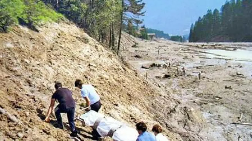 Soccorsi dopo la tragedia di Stava, in Trentino. ANSA/UFF STAMPA FONDAZIONE STAVA 1985 ONLUS +++NO SALES, EDITORIAL USE ONLY+++