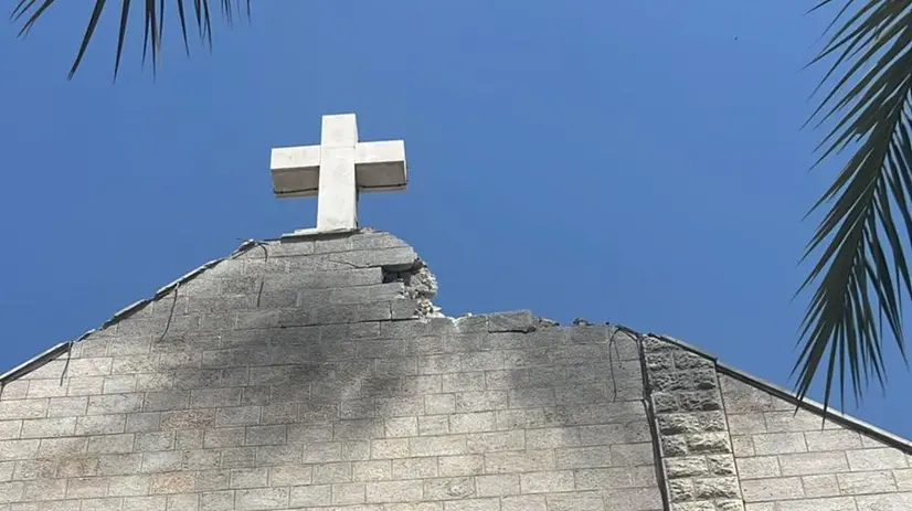 I danni alla chiesa cattolica di Gaza - Foto Ansa