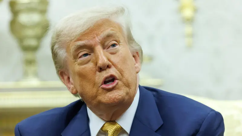 epa12241573 United States President Donald J. Trump gives remarks as he meets Bahrain's Prime Minister and Crown Prince Sheikh Salman bin Hamad al-Khalifa in the Oval Office of the White House in Washington, DC, USA, 16 July 2025. EPA/AARON SCHWARTZ / POOL