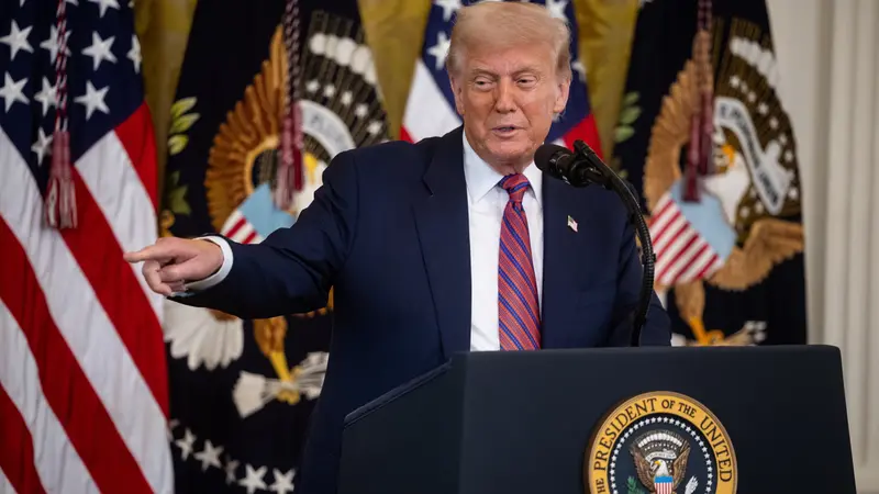 epa12246040 US President Donald Trump during a bill signing for cryptocurrency legislation in the East Room of the White House in Washington, DC, USA, 18 July 2025. EPA/FRANCIS CHUNG / POOL