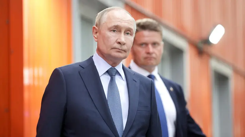 epa12241413 Russian President Vladimir Putin (L) visits the PJSC Magnitogorsk Iron and Steel Works in Magnitogorsk, during a working visit to the Urals Federal District, Russia, 16 July 2025. EPA/MIKHAIL SINITSYN / KREMLIN / POOL MANDATORY CREDIT