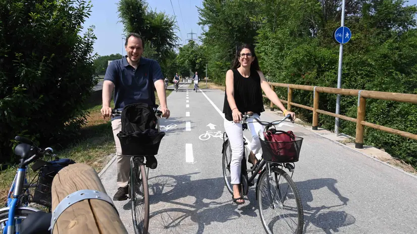 Il vicesindaco Manzoni e l'assessora all'Ambiente Bianchi sulla Greenway del Mella - Foto Marco Ortogni/Neg © www.giornaledibrescia.it