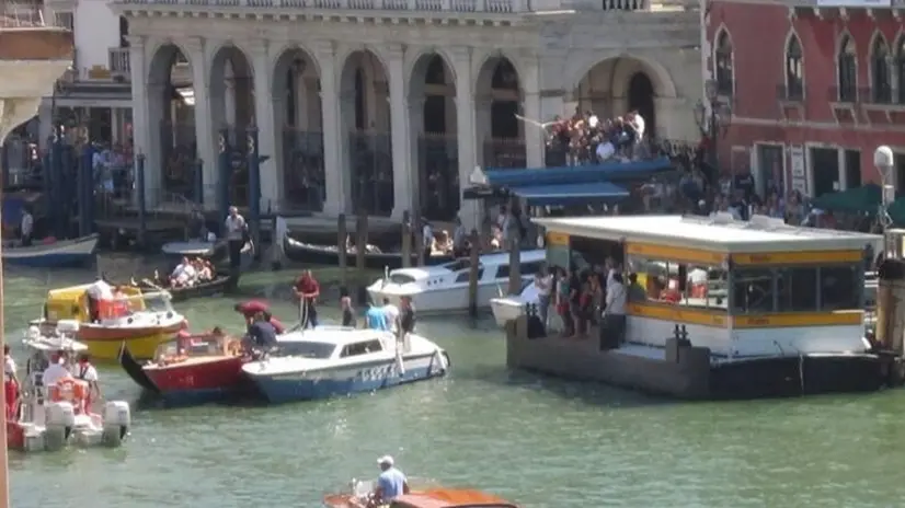 L'incidente sul Canal Grande poco prima di mezzogiorno, tra un vaporetto dell'Actv e una gondola, ha provocato la morte di un turista di nazionalità tedesca. Una bambina che era a bordo del vaporetto è grave. Il turista era su una gondola assieme alla moglie e ai tre figli. Tutti sono finiti in acqua dopo lo scontro, avvenuto all'altezza di Rialto, 17 agosto 2013. ANSA/TWITTER/WALTEREDICOLA ++ NO SALES, EDITORIAL USE ONLY ++
